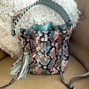 Beautiful bucket bag that’s also a Crossbody in multi colors